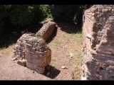 07287 ostia - regio iv - insula iv - domus di giove fulminatore (iv,iv,3) - li - eingang - re - raum (i) - bli ri westen - 06-2024.jpg